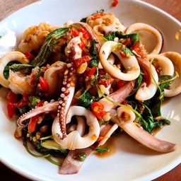 ผัดกระเพราปลาหมึก