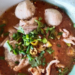 เล็กต้มยำ หมูหมัก ตับ ลูกชิ้นพิเศษ