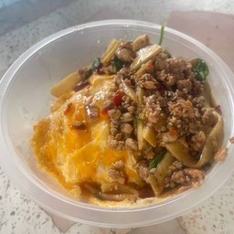 ผัดพริกหน่อไม้หมูสับไข่ข้นราดข้าว