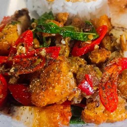 บะหมี่กะเพราโบราณ หมูกรอบ