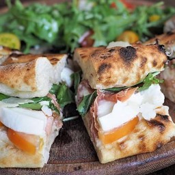 PIZZA SALTIMBOCCA BUFALA E CRUDO