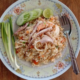 ข้าวผัดปลาหมึก