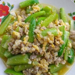 แตงกวาผัดไข่หมูสับ กับข้าว