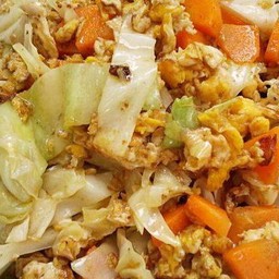 ข้าวหน้าผัดกะหล่ำปลีใส่ไข่(ไม่พริก
