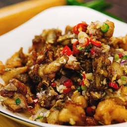 点椒盐牛蛙送刀拍黄瓜 สั่งอึ่งอ่างเกลือและพริกไทยและรับแตงกวาเย็นๆ ฟรี