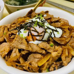 ข้าวหน้าหมูดำญี่ปุ่นผัดกับหอมใหญ่ + ไข่ออนเซ็น