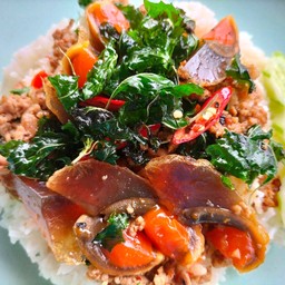 ข้าวราดกะเพราหมูสับไข่เยี่ยวม้า