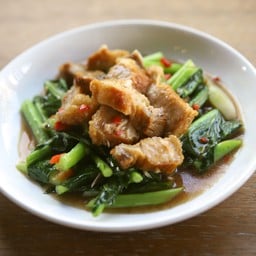 ผัดผักหมูกรอบ