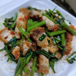 ข้าวผัดบุ้งหมูกรอบ