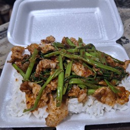 ข้าวผัดพริกแกงผักบุ้งหมูสามชั้น