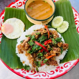 กะเพราไก่กรอบ + ไข่ดาว