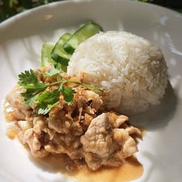 ข้าวราดกระเทียมพริกไทย