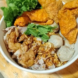 หมี่คลุกซอสโบราณ 3 สหาย (เนื้อหมู+ลูกชิ้น+หนังไก่ทอดกรอบ)