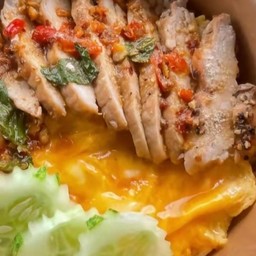 ข้าวไข่ข้นกะเพราคอหมูย่าง
