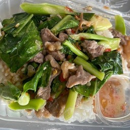 ผัดคะน้าเนื้อราดข้าว (ที่ร้านใช้เนื้อติดมันเท่านั้นค่ะ)