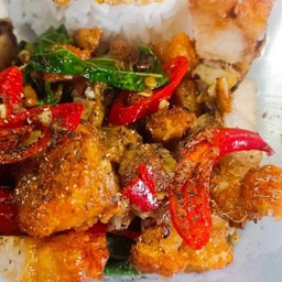 ข้าวกะเพราโบราณ หมูกรอบ