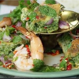 ยำไข่ชะอมทอด