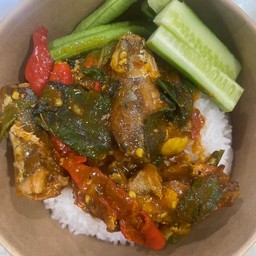 เผ็ดปลากระป๋องราดข้าว