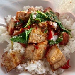 กะเพราหมูกรอบ ราดข้าว