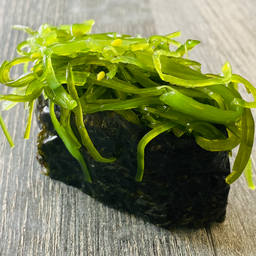 ข้าวปั้นยำสาหร่าย