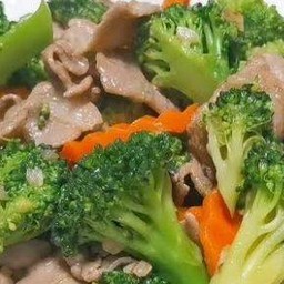 ผัดบล็อกโคลี่ ราดข้าว