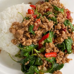 กระเพราหมูสับ