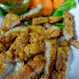 สามชั้นทอดน้ำปลา