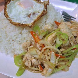 ไก่ผัดพริกหยวก+ไข่ดาว