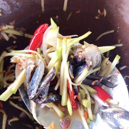 ตำมะม่วงไทยใส่ปู