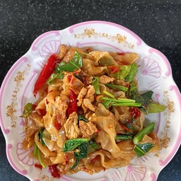 เส้นใหญ่ผัดขี้เมา