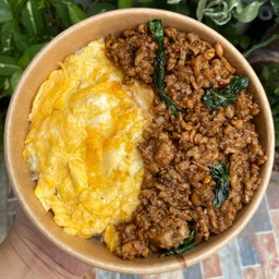 ผัดกะเพราพริกแห้งหมูสับไข่ข้น