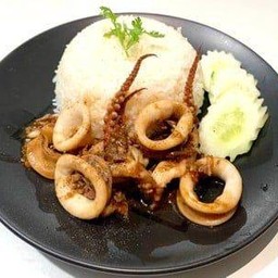ข้าวปลาหมึกกระเทียม