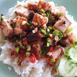 ข้าวหมูกรอบคั่วพริกเกลือ