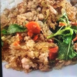 ข้าวกระเพราวุ้นเส้นหมูสับ