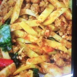 ข้าวกระเพราหน่อไม้หมูสับ