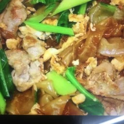 ผัดซีอิ๊วเส้นใหญ่สามชั้น