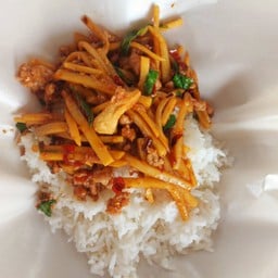 ข้าวกะเพราหน่อไม้ไก่สับ