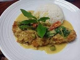 ข้าวไก่ทอดแกงเขียวหวาน