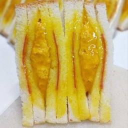 แซนวิสโบโลน่าไก่หยอง