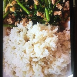 ข้าวราดผัดผักบุ้งหมูสับ
