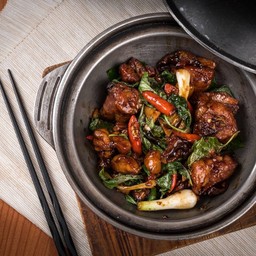 ไก่ผัดโหระพาอบหม้อดิน