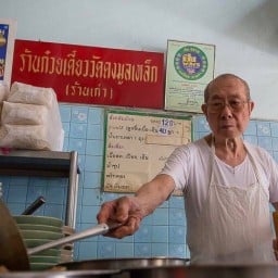 ก๋วยเตี๋ยววัดดงมูลเหล็ก  ถนนพรานนก