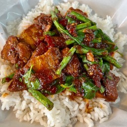 พริกแกงหมูกรอบ ราดข้าว