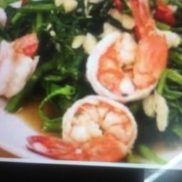 ข้าวราดผัดผักบุ้งกุ้ง