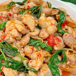 กระเพราไก่หมัก