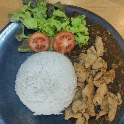 จานด่วนผัดกระเทียมราดข้าว