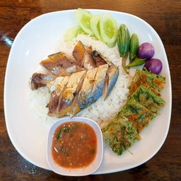 ข้าวน้ำพริกกะปิปลาทู+ไข่ชะอม