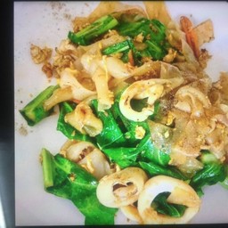 ผัดซีอิ๊วเส้นใหญ่ปลาหมึก