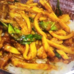 ข้าวกระเพราหน่อไม้หมูกรอบ