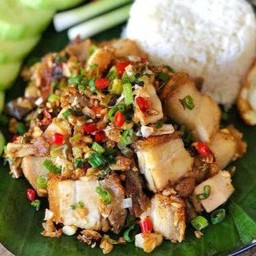 ข้าวหมูกรอบคั่วพริกเกลือ